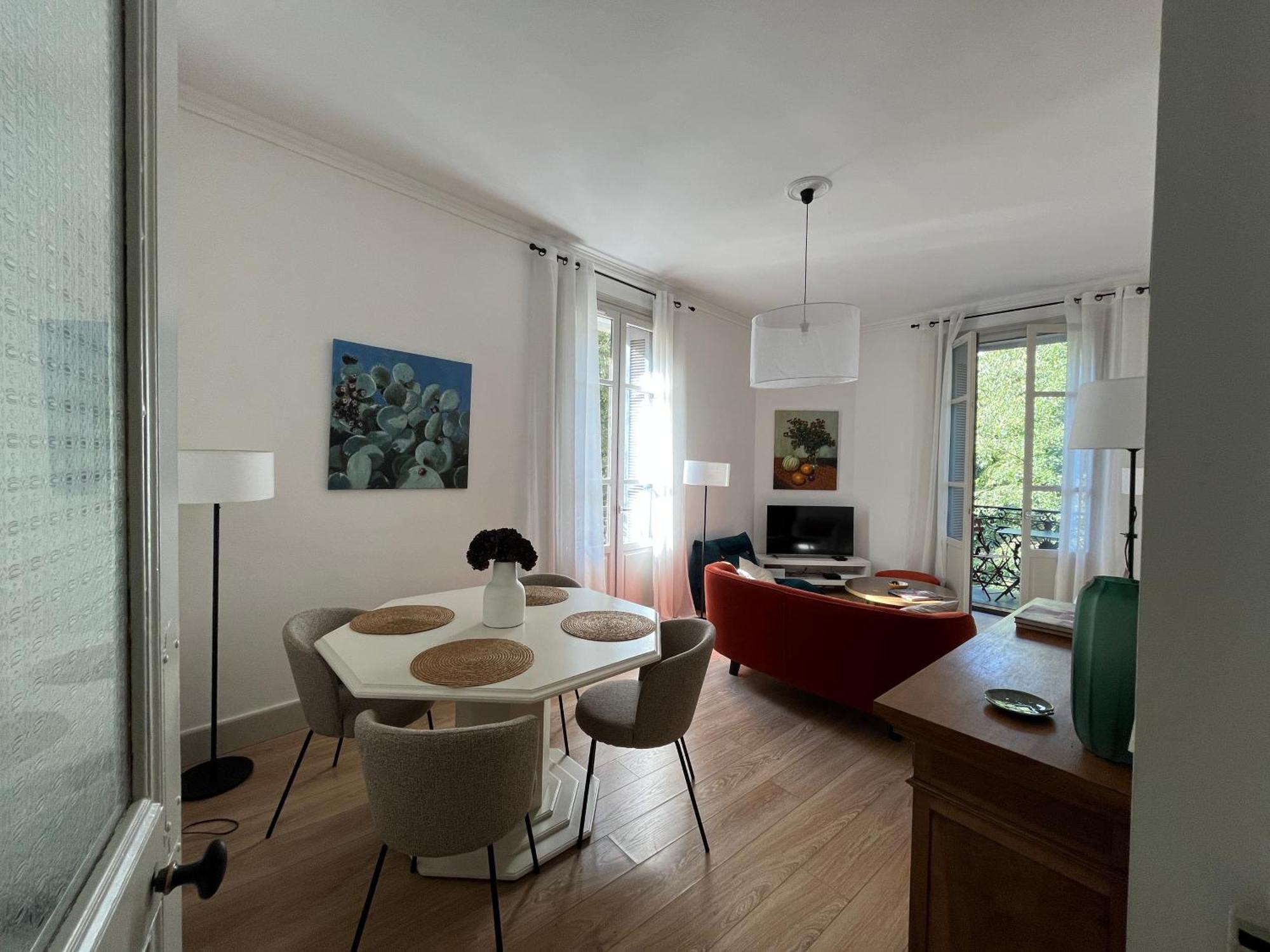 Nimes , Appartement Renove Dans Immeuble Classe. Экстерьер фото