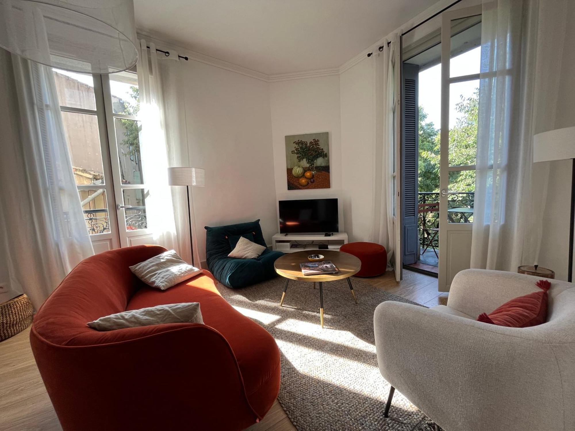 Nimes , Appartement Renove Dans Immeuble Classe. Экстерьер фото