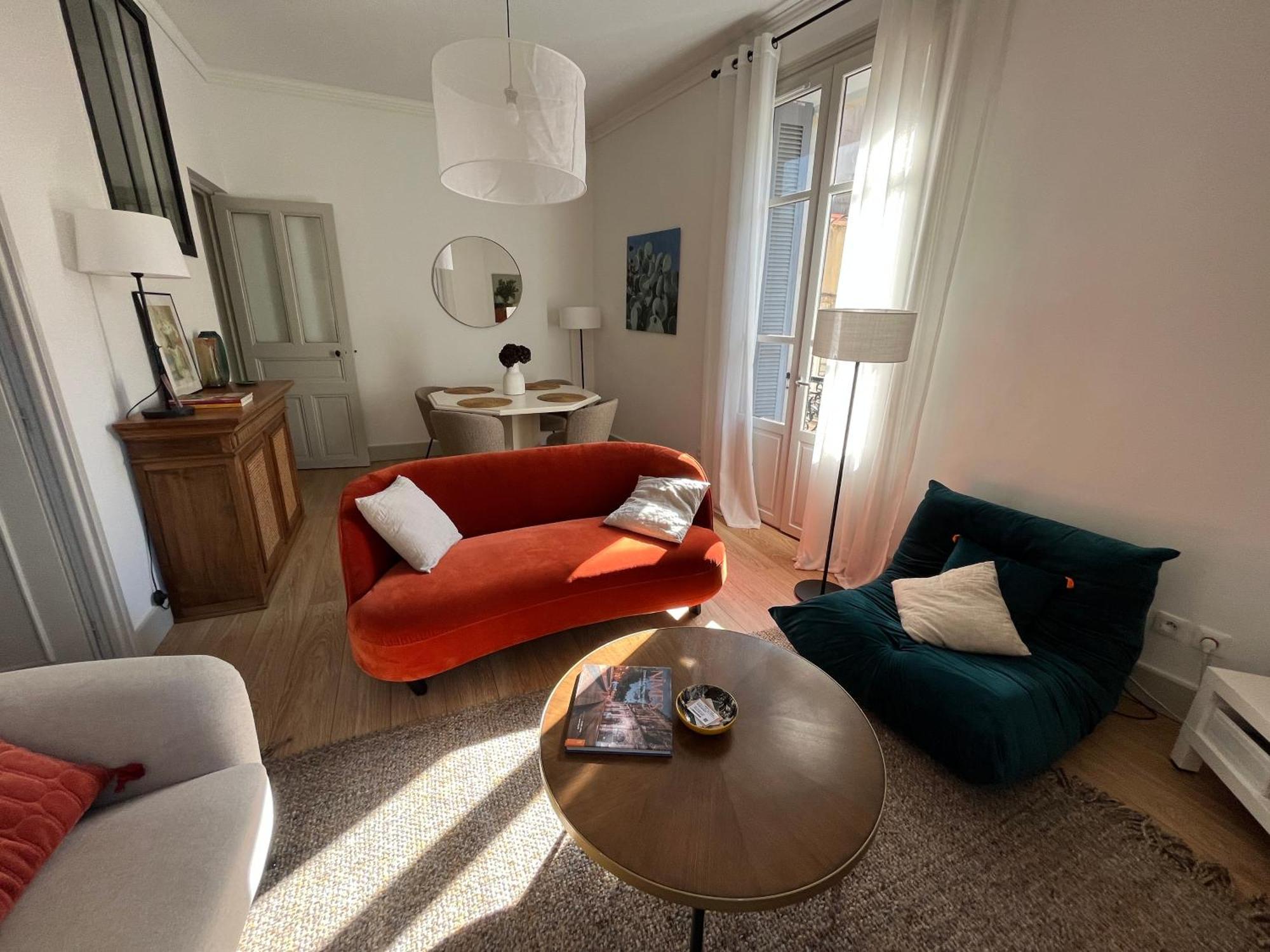 Nimes , Appartement Renove Dans Immeuble Classe. Экстерьер фото