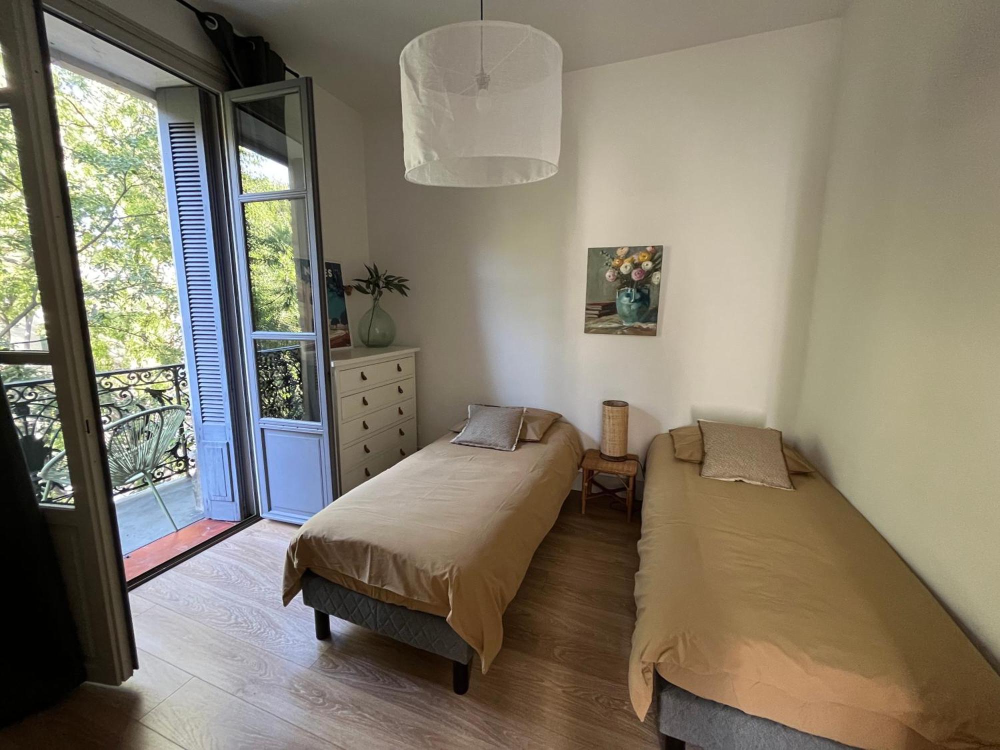 Nimes , Appartement Renove Dans Immeuble Classe. Экстерьер фото