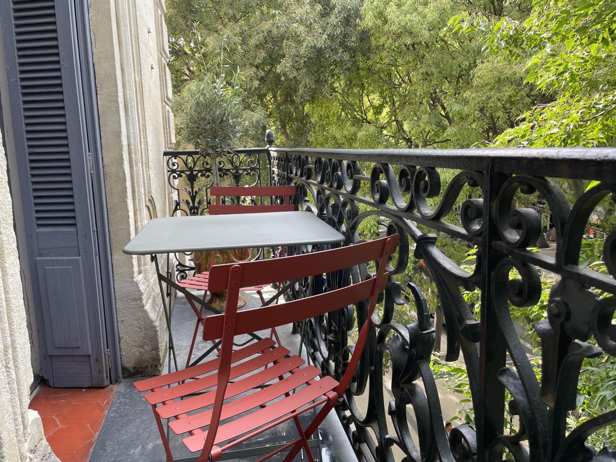 Nimes , Appartement Renove Dans Immeuble Classe. Экстерьер фото